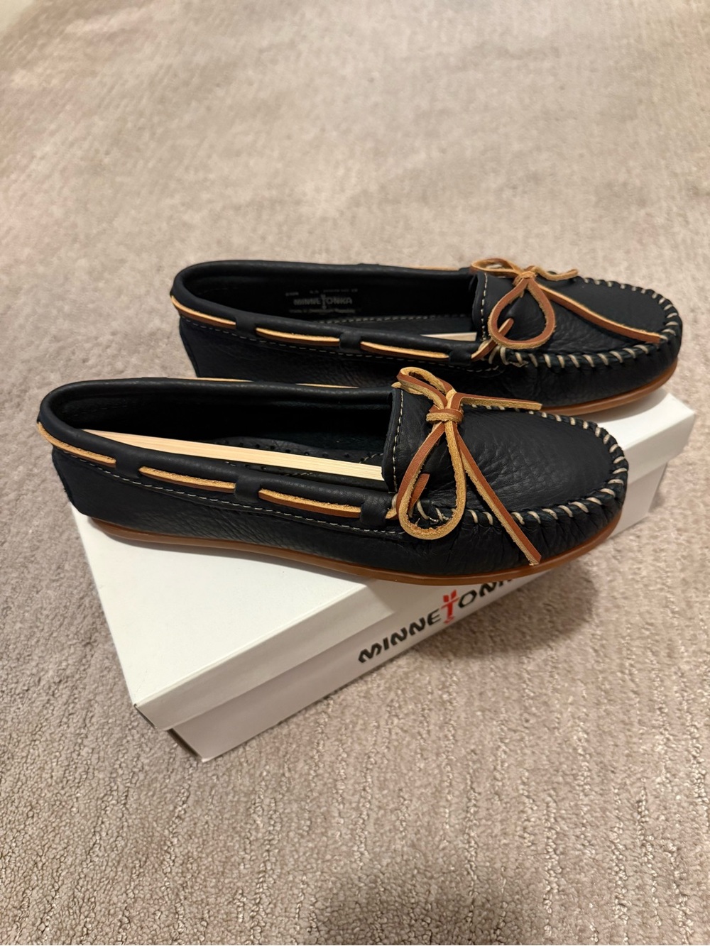 Minnetonka Black Leather Moccasins with Tan Trim Size 6.5